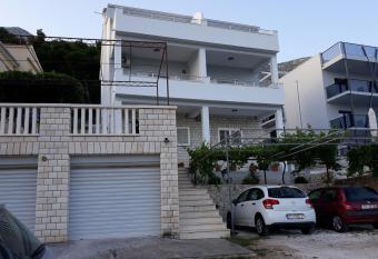 Apartments with a parking space Medici, Omis - 1045 has Balcony rooms