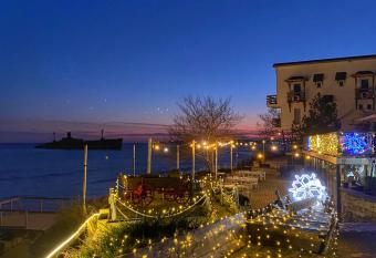 Sea&Sky Villa Costinesti allows 18 year olds to book a room