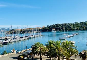 Hotel Della Baia allows 18 year olds to book a room