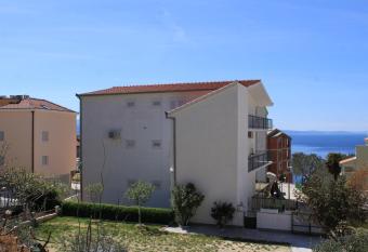Apartments with a parking space Nemira, Omis - 4652 has Balcony rooms