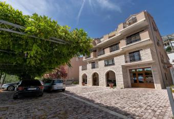 Apartments and rooms with parking space Duce, Omis - 10303 has Balcony rooms