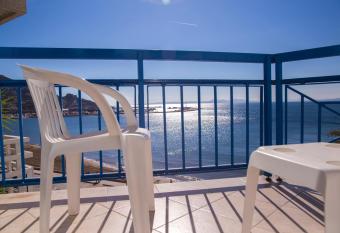 Hotel Ramblamar has Balcony rooms