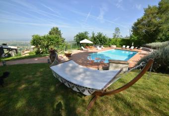 Villa Clara has Balcony rooms