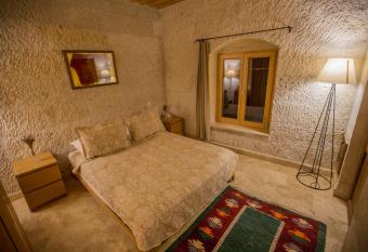 Kistar Cave Hotel has rooms with a private hot tub