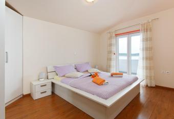 Apartment Gold has rooms with a private hot tub