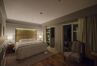 Gran Estanplaza Berrini has rooms with a private hot tub