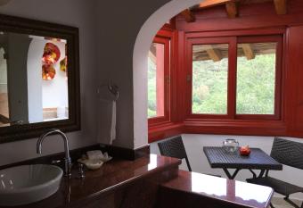 Hotel Mansion Real allows 18 year olds to book a room