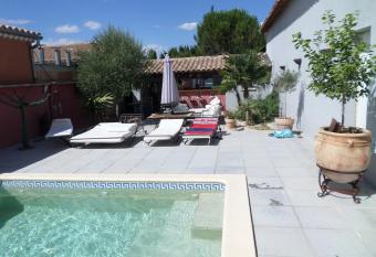 Studio Valreas Avec Piscine allows 18 year olds to book a room