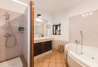 Finca Can Beneit has rooms with a private hot tub