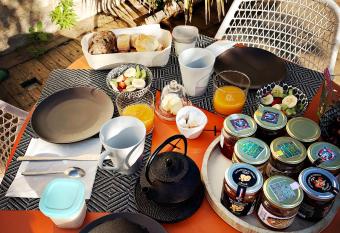 Maison Face au Soleil has Balcony rooms