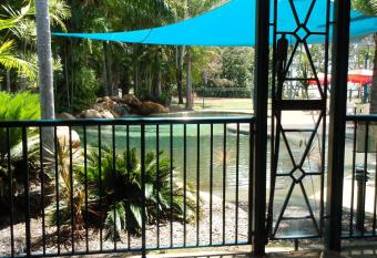 Bushland Beach Tavern has Balcony rooms