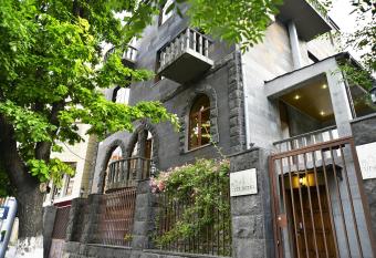 Saryan Hotel Yerevan allows 18 year olds to book a room