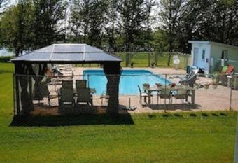 Doran Bay Resort allows 18 year olds to book a room