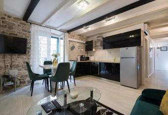 Apartment Stone has Smoking rooms