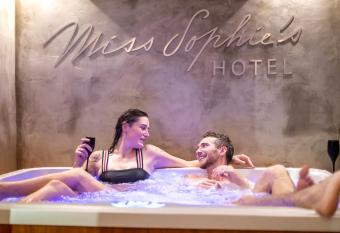 Miss Sophie s New Town & Wellness has rooms with a private hot tub