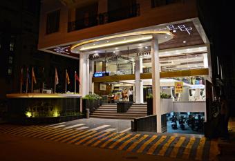 Sepoy Grande Mysore allows 18 year olds to book a room