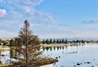 The Bluff Resort Apartments has rooms with a private hot tub