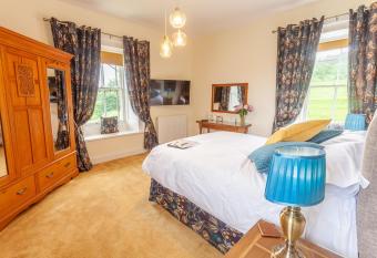 Country Getaway - Tosson Tower Farm allows 18 year olds to book a room