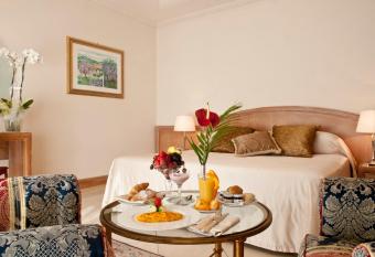 Grand Hotel Gallia has rooms with a private hot tub