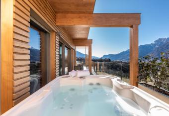Hotel Villa Madruzzo has rooms with a private hot tub