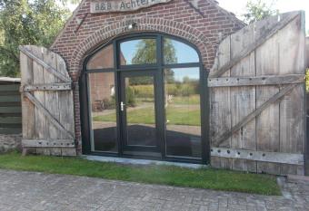 Holiday Home Achterbos has Balcony rooms