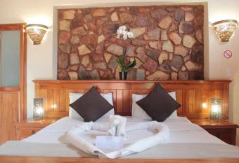 La Montagne Guest Lodge has Balcony rooms