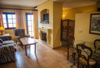 Estudios Tur  sticos Bahia Sur allows 18 year olds to book a room