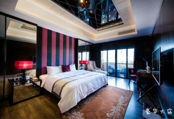 Foshan Taohuayuan Boutique Motel allows 18 year olds to book a room