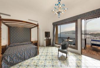 Hotel La Tonnarella has rooms with a private hot tub