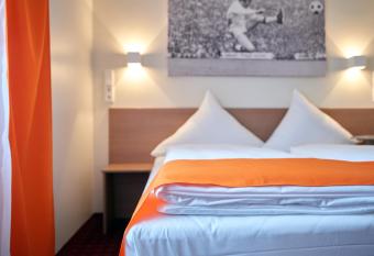 McDreams Hotel M  nchengladbach allows 18 year olds to book a room