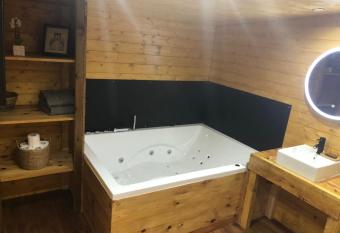 Chalet Mont Ventoux et Chalet VIP has rooms with a private hot tub