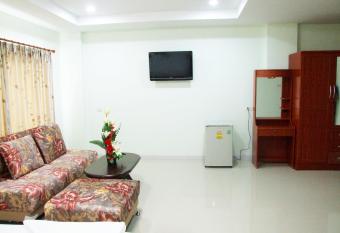 Ruan Rim Nam has rooms with a private hot tub