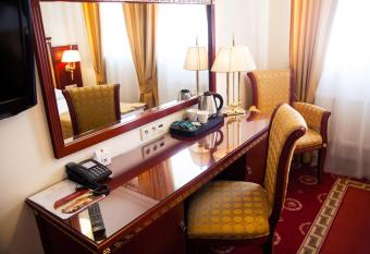 Hotel Holiday Park has rooms with a private hot tub