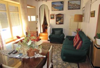 Casa Els Grecs allows 18 year olds to book a room