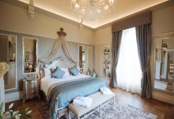 Cornhill Castle has rooms with a private hot tub