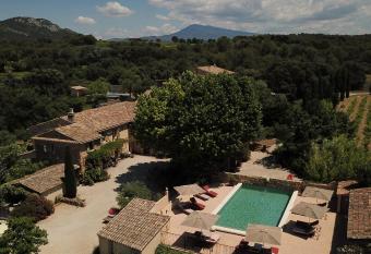 Le Clos Saint Saourde has Balcony rooms