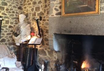 Domaine De La Bastille has rooms with a private hot tub