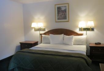 Silver Saddle Motel has rooms with a private hot tub