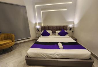 Square9 - A Boutique Hotel has rooms with a private hot tub