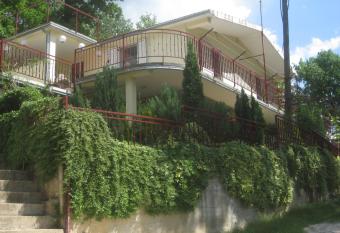 Apartments Cvitini Dvori Garjak allows 18 year olds to book a room