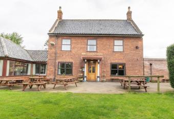 OYO Elm Farm Country House allows 18 year olds to book a room