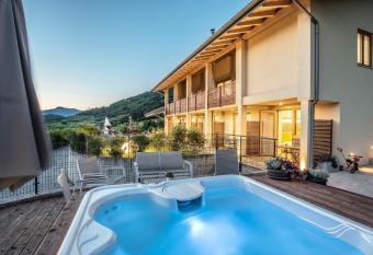 Agriturismo Al Maniero has rooms with a private hot tub
