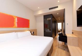 Hotel   mbit Barcelona has rooms with a private hot tub