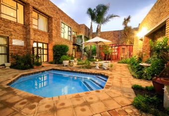 Dormio Manor Guest Lodge has Balcony rooms