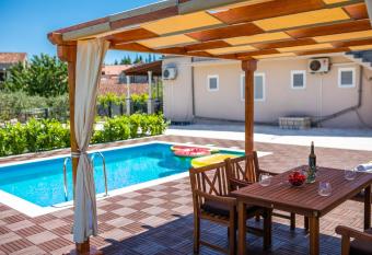 Sunny House has Balcony rooms