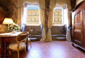 Piazza Pitti Palace - Residenza d Epoca has Balcony rooms