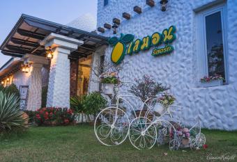 Lemon Resort has Smoking/Balcony rooms