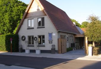 Huyze-peppins allows 18 year olds to book a room