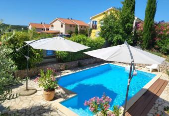 Apartments Grgic has Balcony rooms