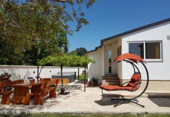 Holiday Home Kerniat has Balcony rooms